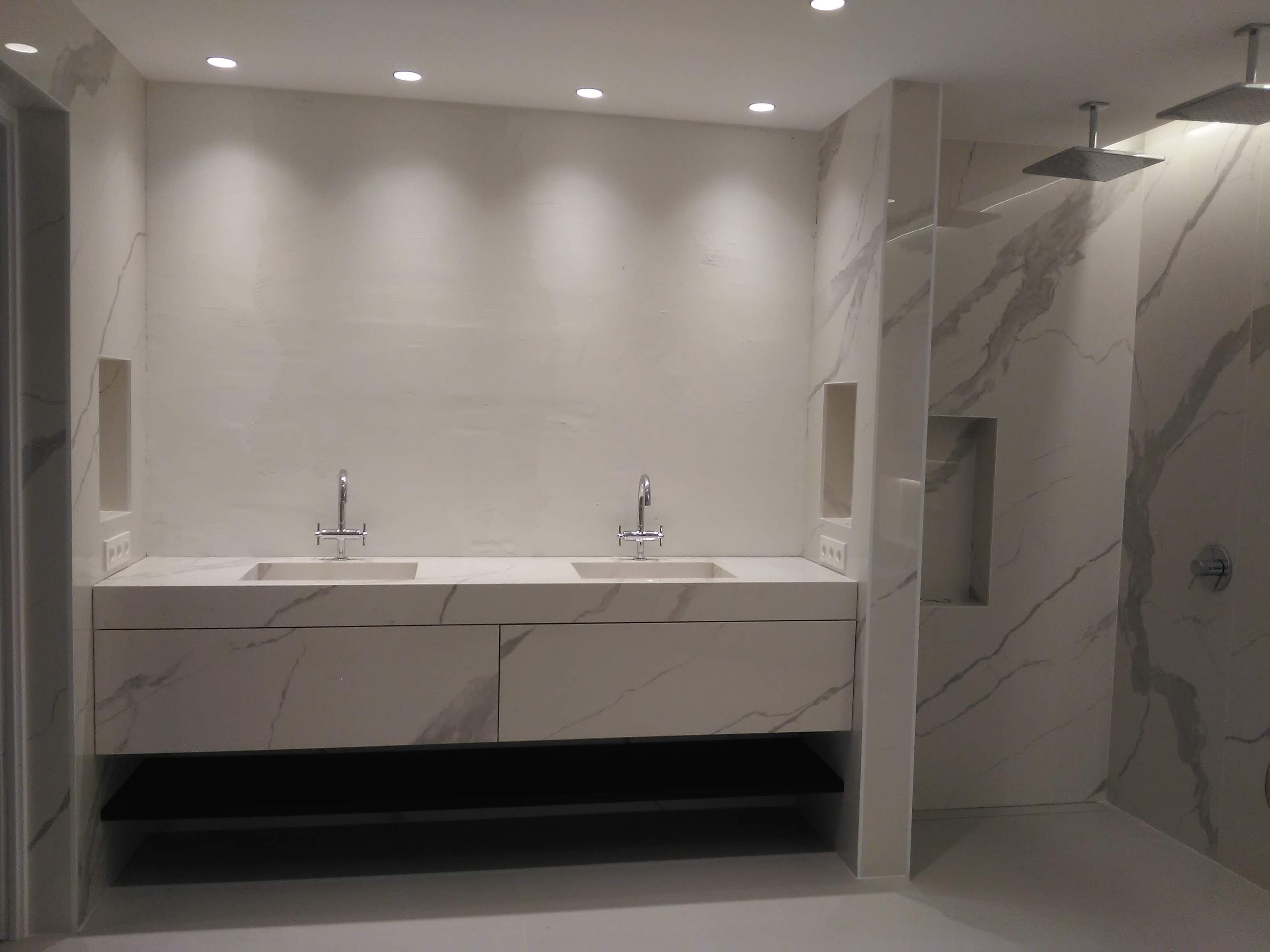 Baño de lujo con bañera exenta y porcelánico efecto mármol