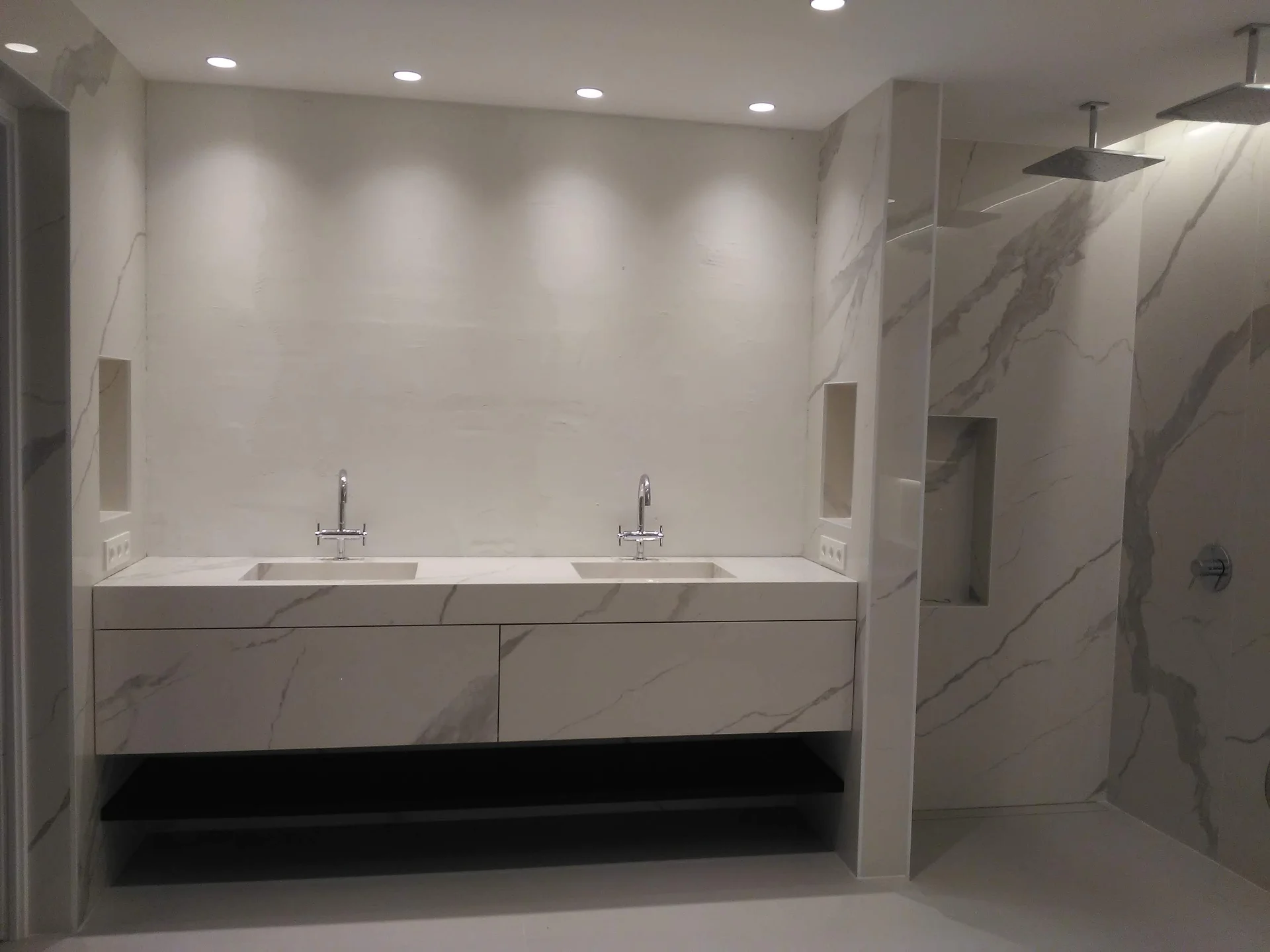 Baño de lujo con bañera exenta y porcelánico efecto mármol