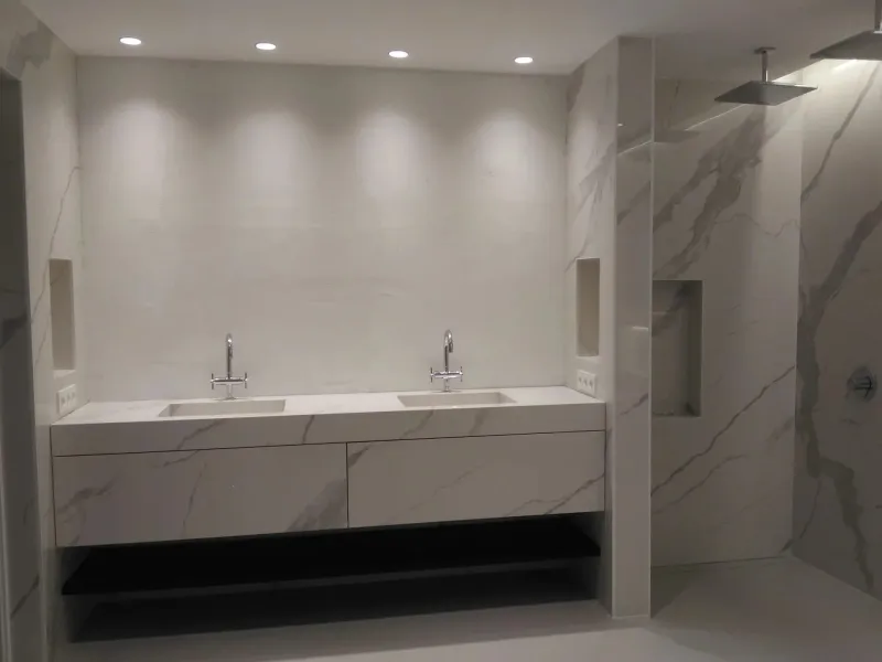 Baño de lujo con bañera exenta y porcelánico efecto mármol