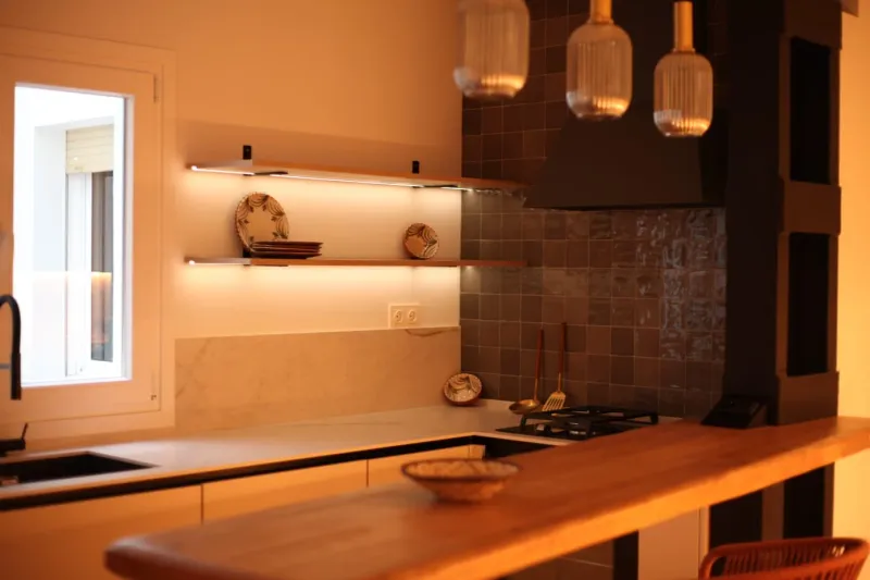 Cocina moderna luminosa